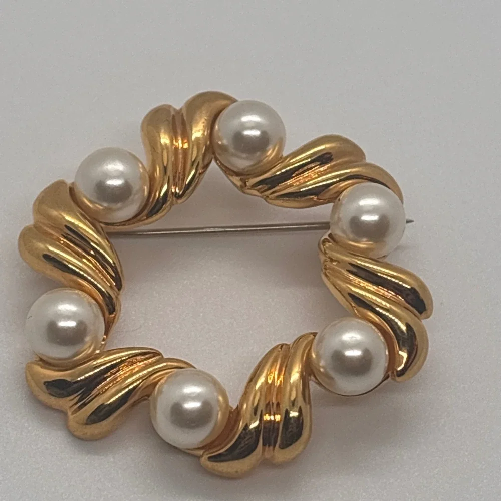 VTG‎ Napier Brooch Gold Tone Wreath Pin Faux Pearl Accents